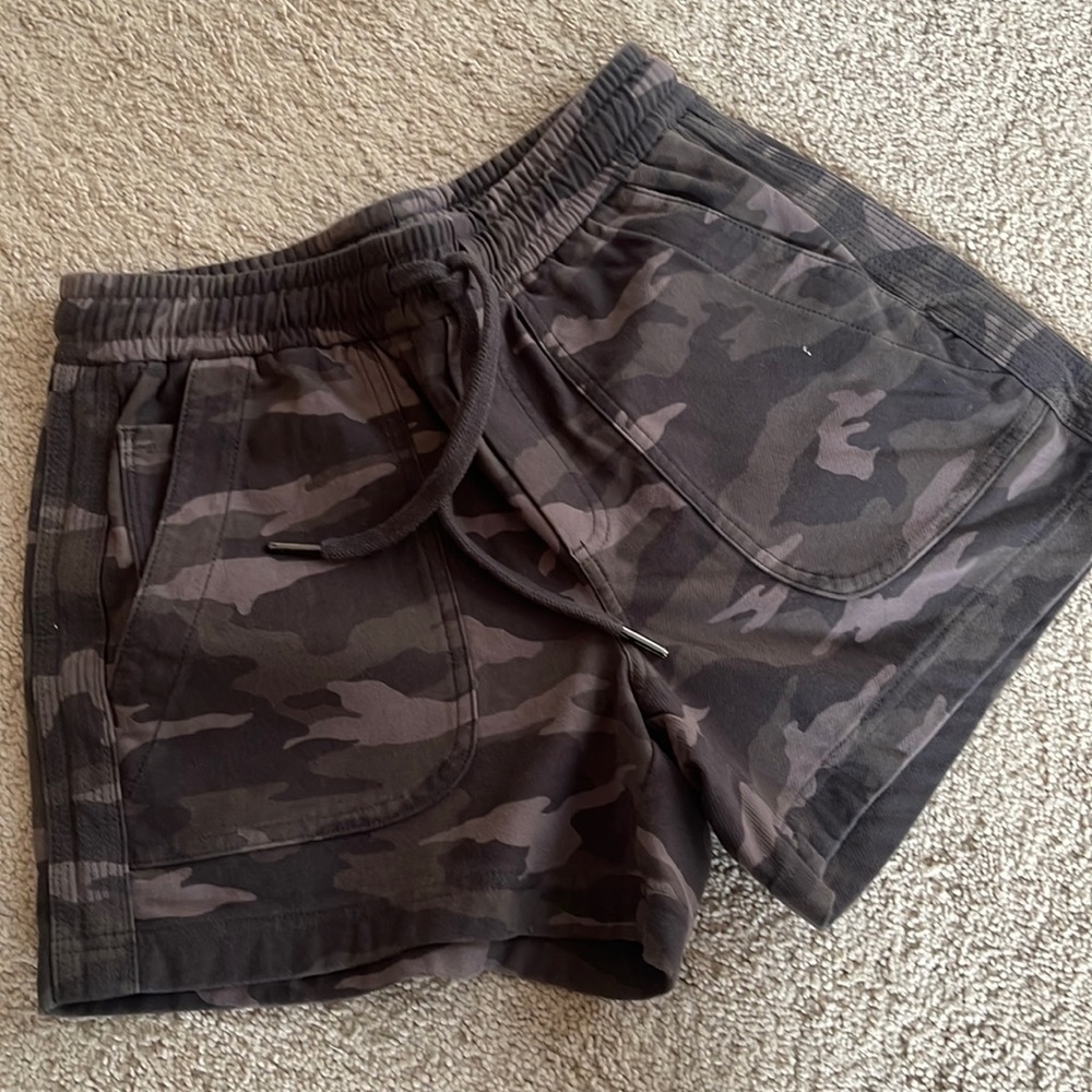 Athleta camo womens stretchy athletic shorts